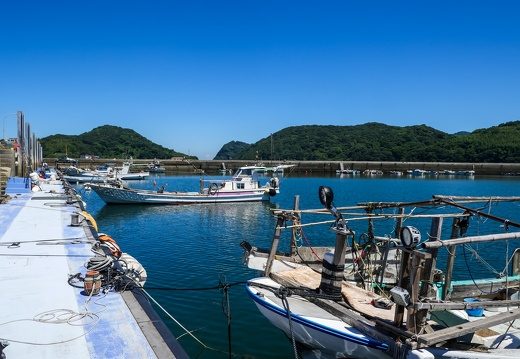 天草の漁港に停泊する漁船と穏やかな海